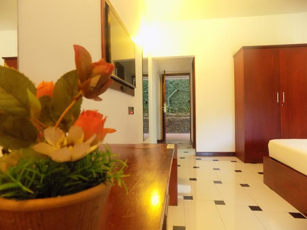 Kandyan Hotel Exterior photo