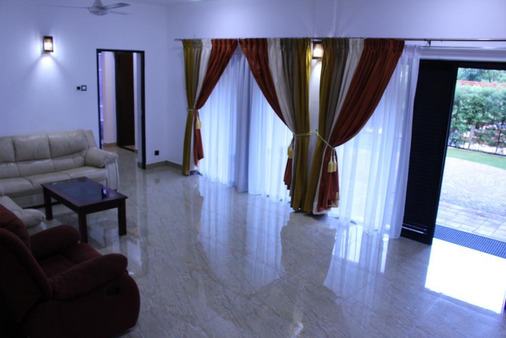 Kandyan Hotel Exterior photo