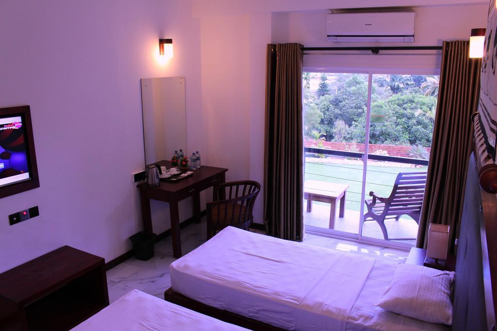 Kandyan Hotel Exterior photo
