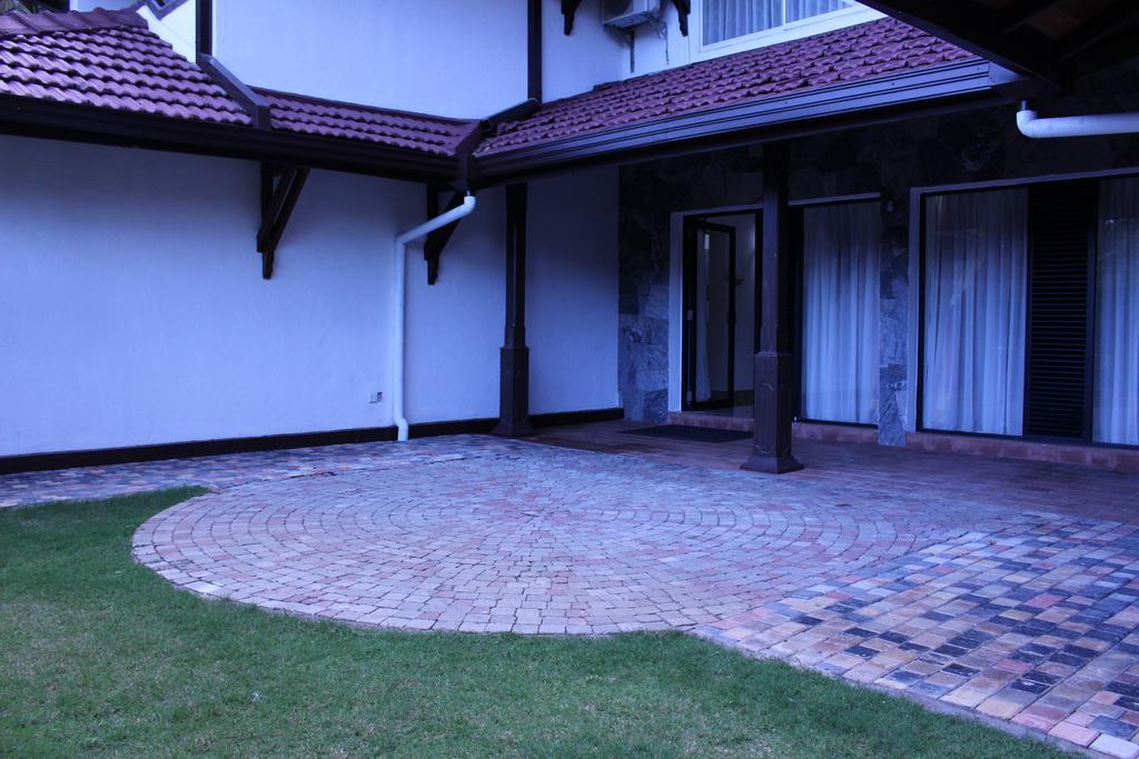 Kandyan Hotel Exterior photo
