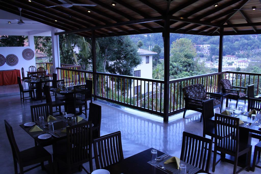 Kandyan Hotel Exterior photo