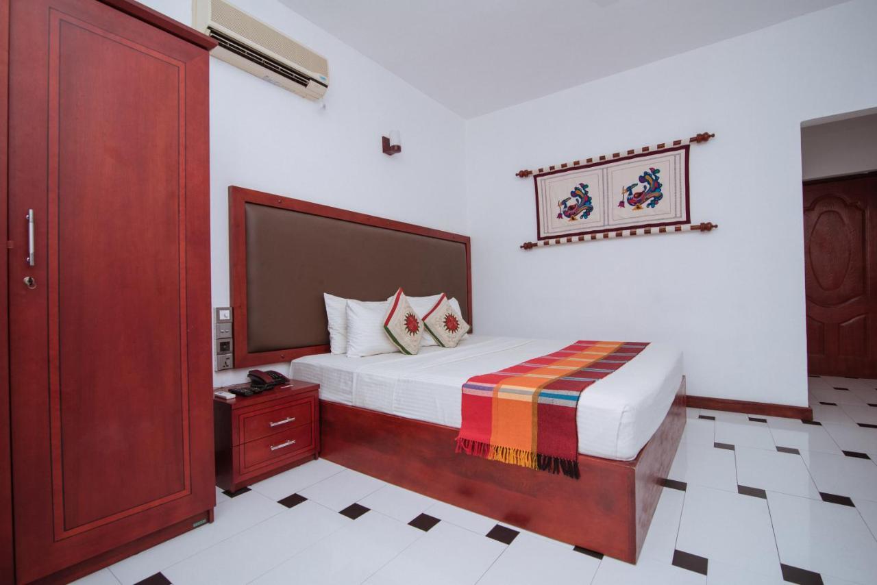 Kandyan Hotel Exterior photo