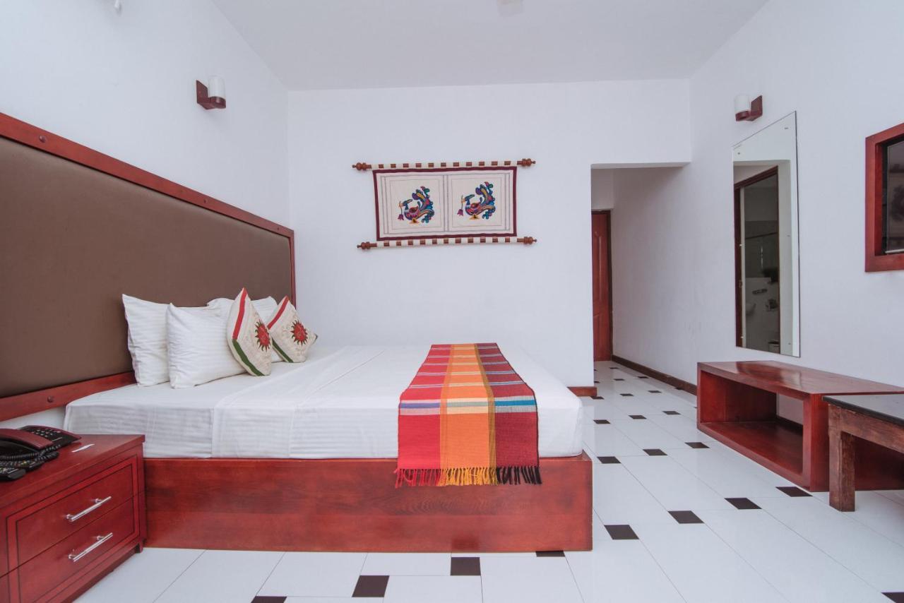 Kandyan Hotel Exterior photo
