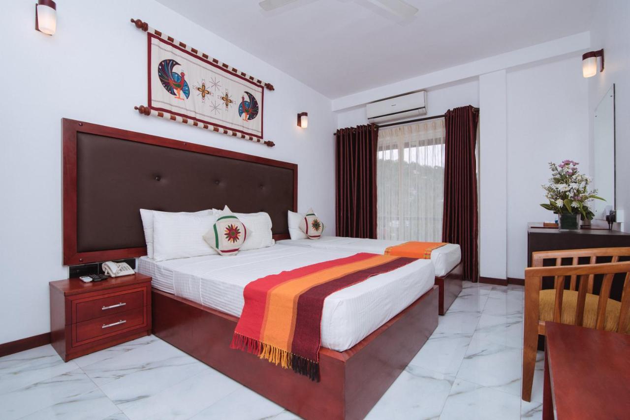 Kandyan Hotel Exterior photo